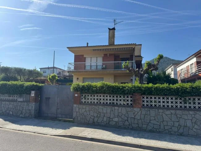 Casa amplia en Montornès con potencial