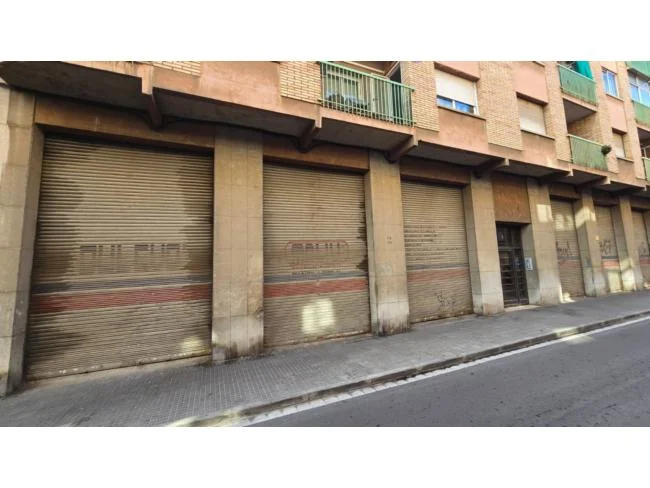 Local comercial esquinero en Ripollet