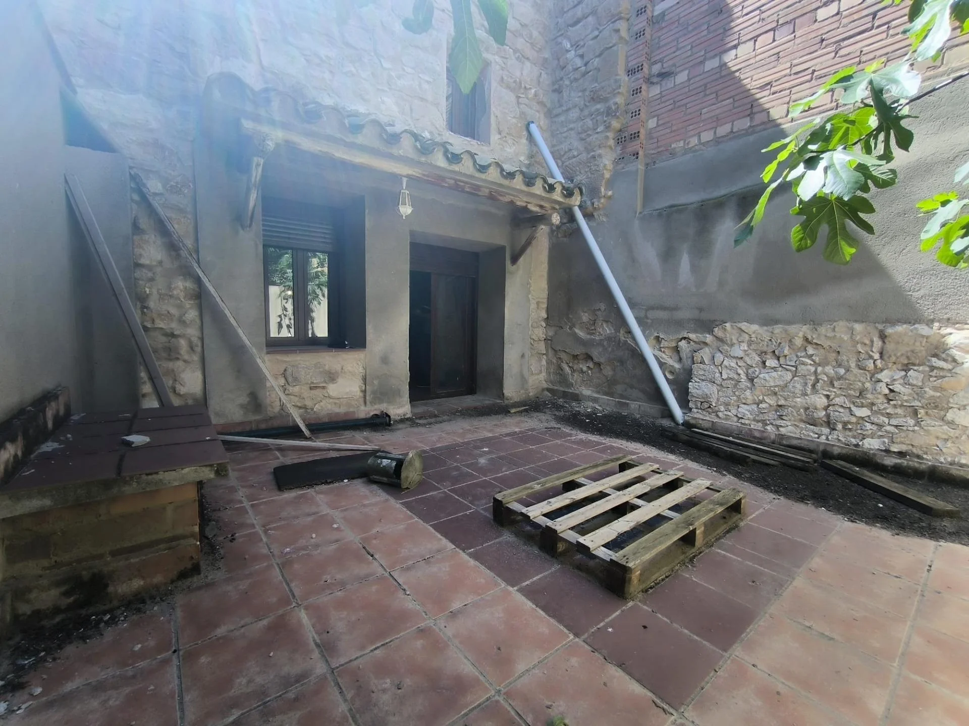 Casa adosada parcialmente reformada con jardín