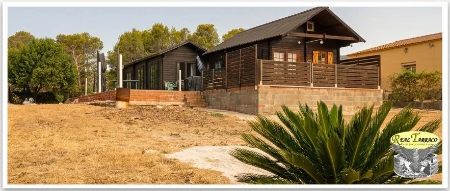 Chalet de madera con parcela urbana de 809 m²