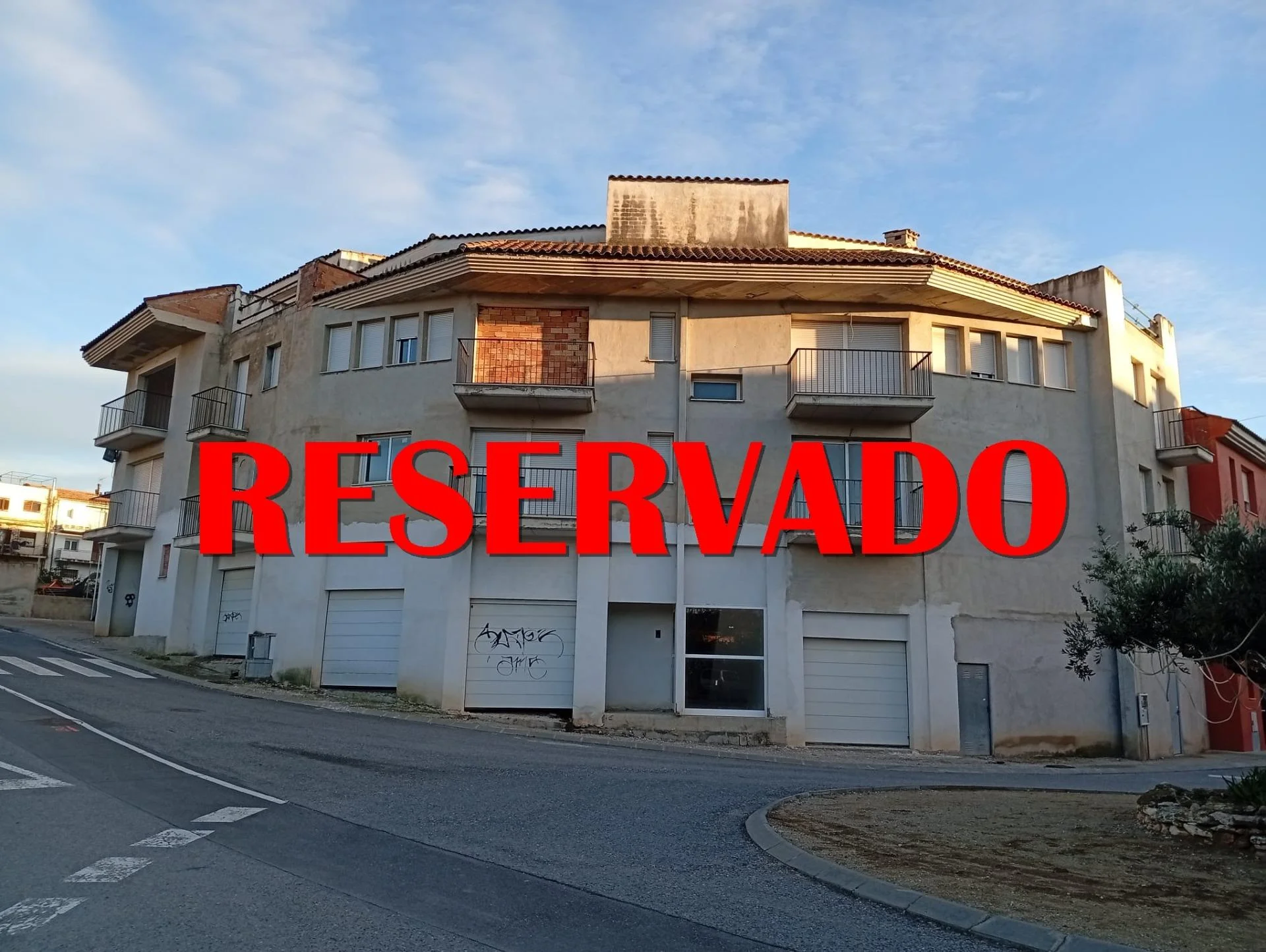 Edificio de cuatro pisos y 16 habitaciones