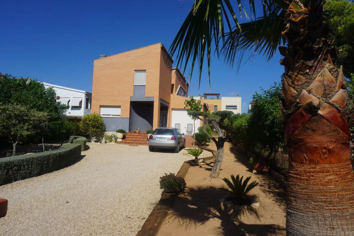 Chalet cerca de la playa, cinco dormitorios