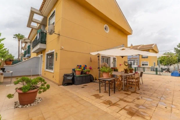 Vivienda esquinera cerca de la playa
