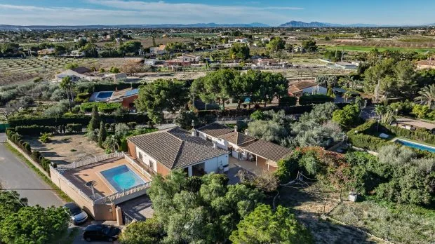 Maitino chalet with pool and land