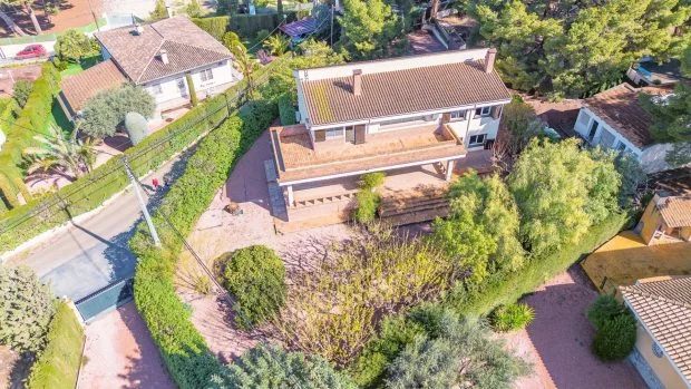 Elda chalet with 1,160 m² plot