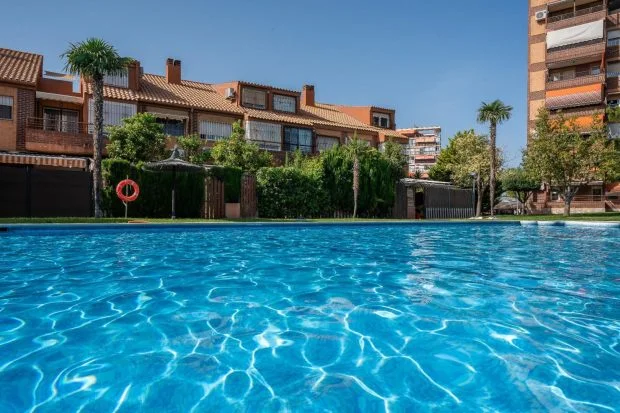 Apartamento con vistas al mar y piscina