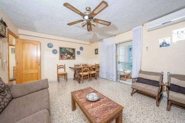 Semi-renovated Benidorm apartment, 2 bedrooms