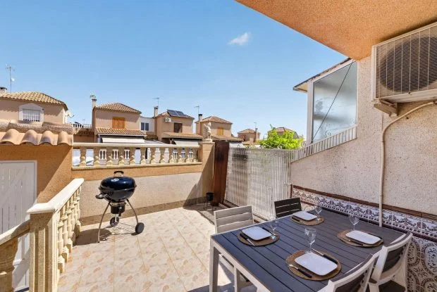 South-facing Torrevieja apartment with rooftop terrace