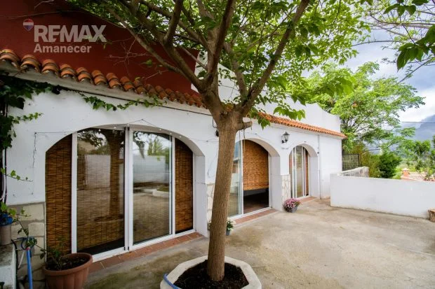Chalet reformado en Orba con vistas montañosas