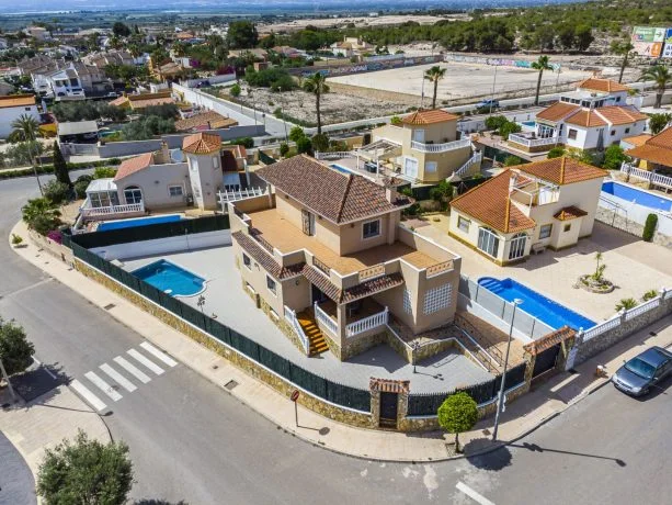Five-bedroom Oasis property, 348 m²