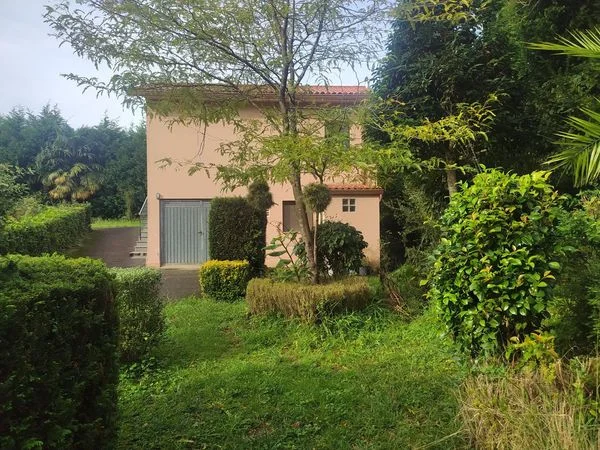 Casa independiente con 7.900 m² de terreno