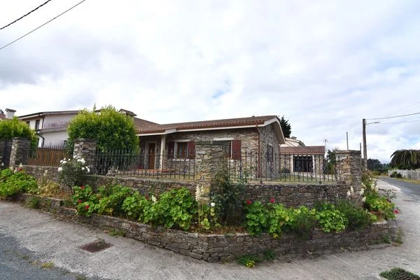 Detached Valdoviño chalet, four-bedroom coastal base