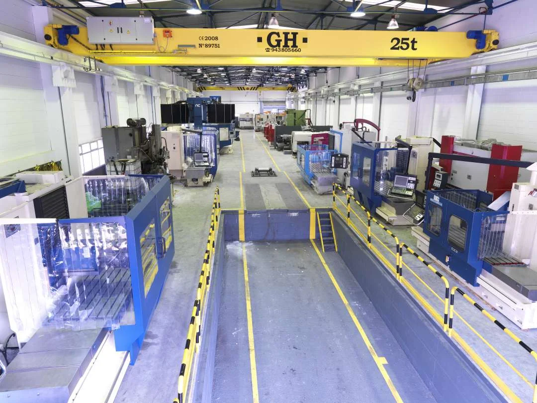 Industrial warehouse with heavy cranes