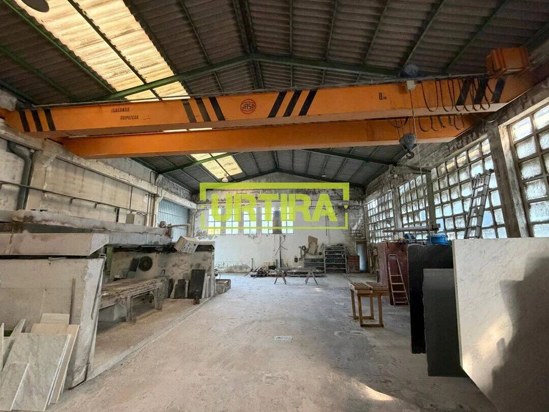 Nave industrial con puente grúa de cinco toneladas