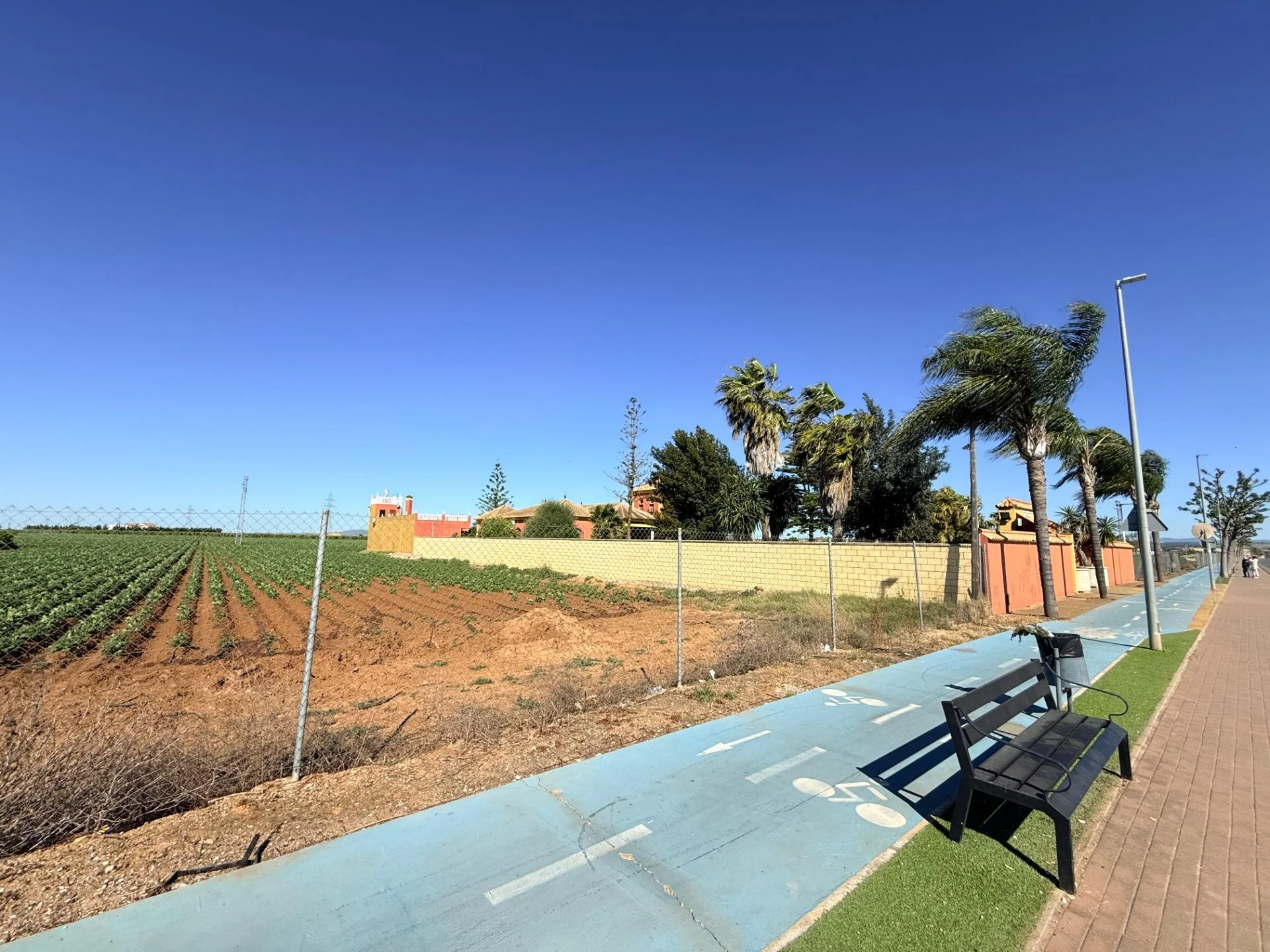 Terreno urbanizable en Tocina con casa
