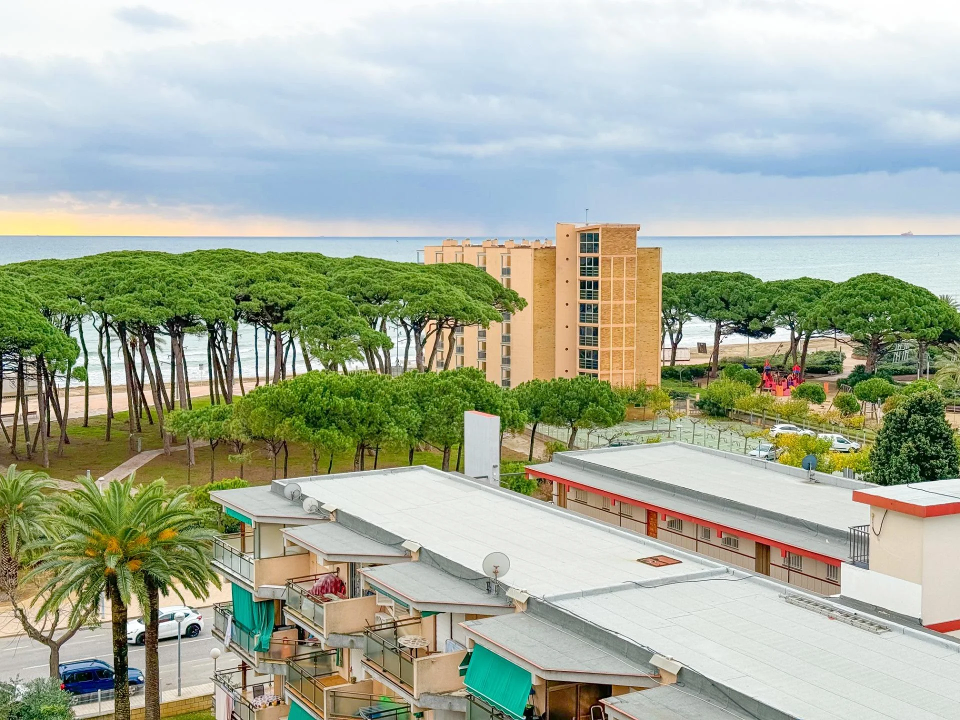 Ático en La Pineda con vistas al mar, 3 habitaciones