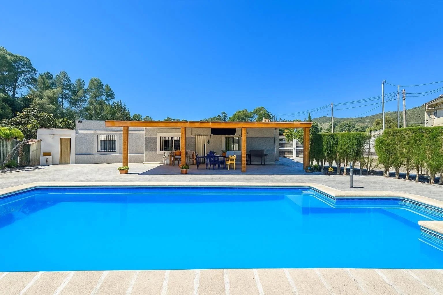 Pool house on 856 m² plot