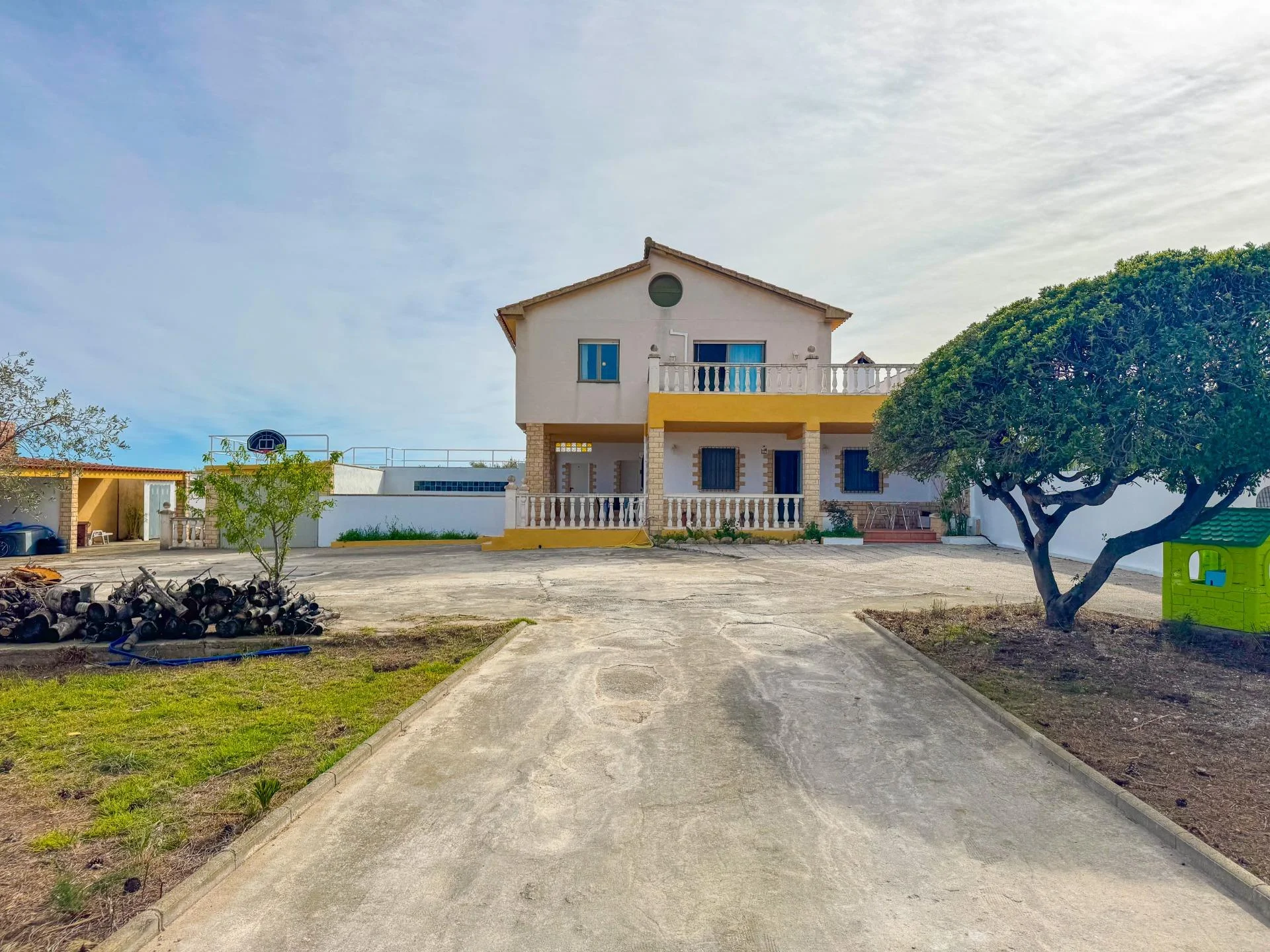Chalet reformado en Alcover con gran jardín