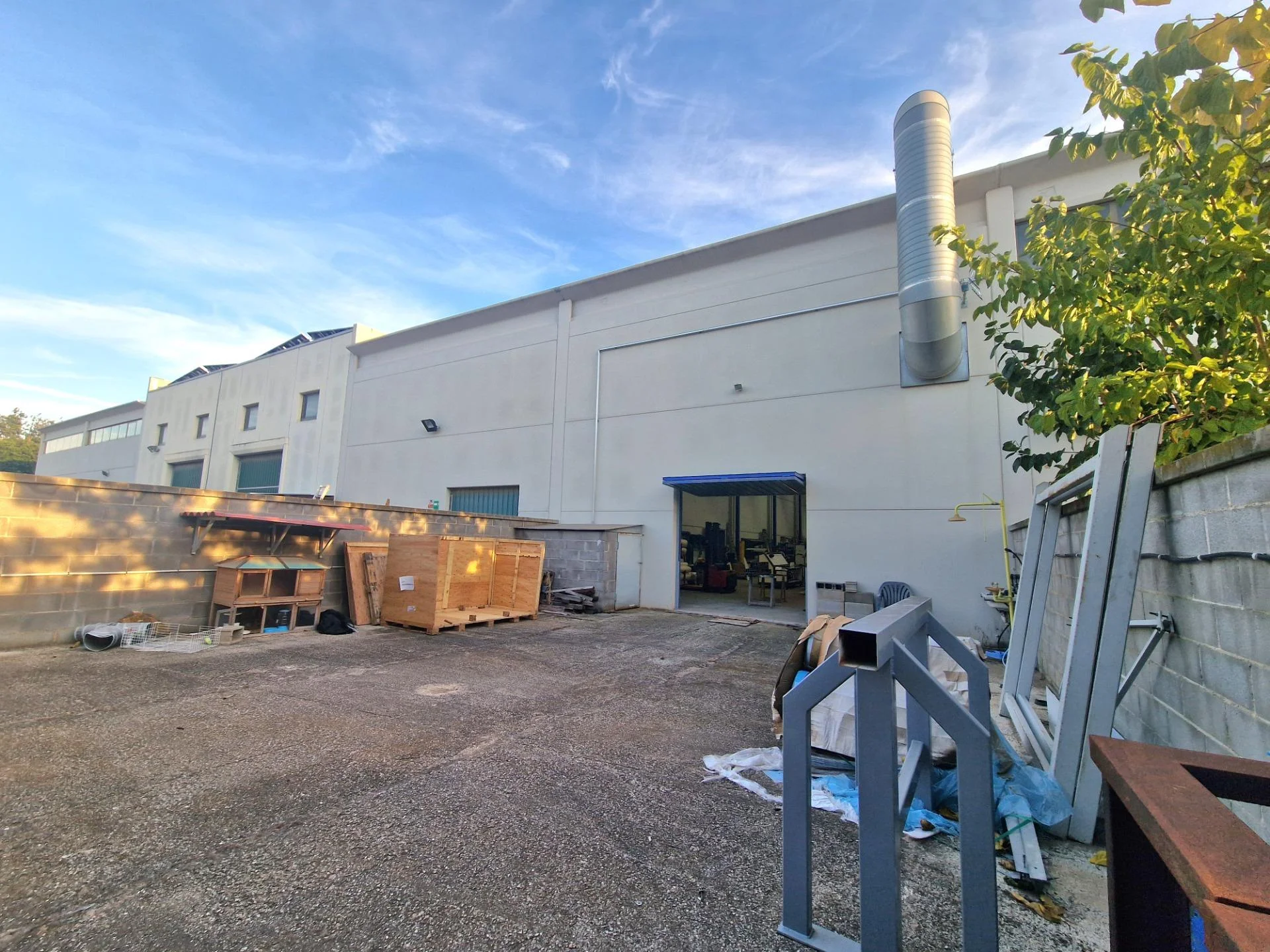 Nave industrial equipada con oficinas