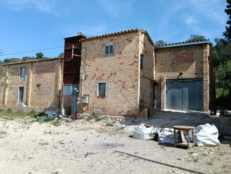 Nave industrial con grandes parcelas valladas