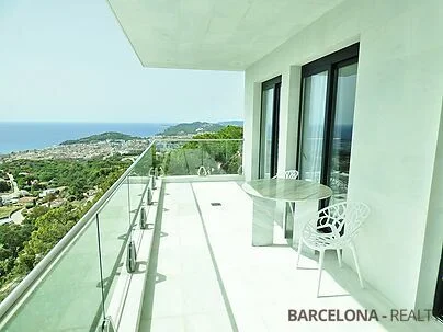 New Lloret house with sea views