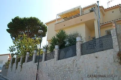 Casa adosada en Blanes con cinco dormitorios