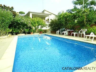 Casa unifamiliar con piscina cerca de Lloret