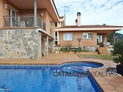 Sea-view house with pool and land