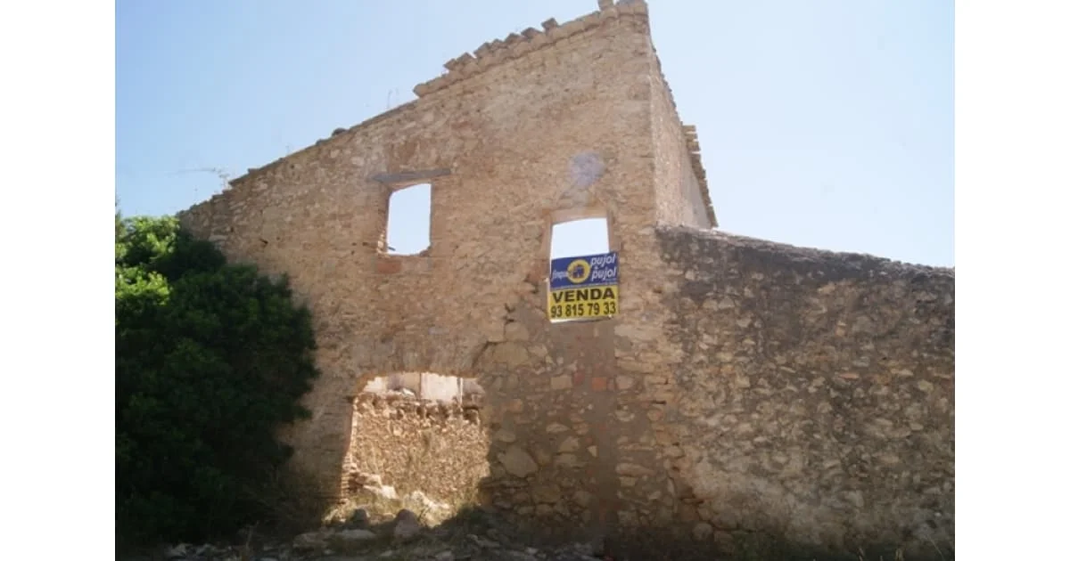 Finca del Garraf con masías ruinosas