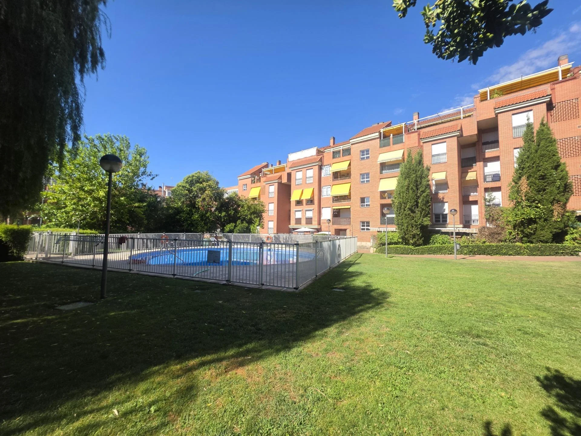 Ground-floor flat with communal pool