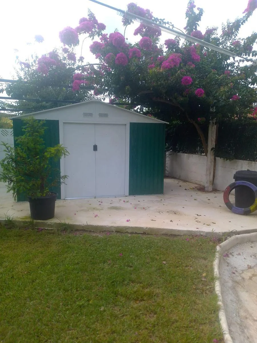 Chalet junto a la playa con jardín y piscina