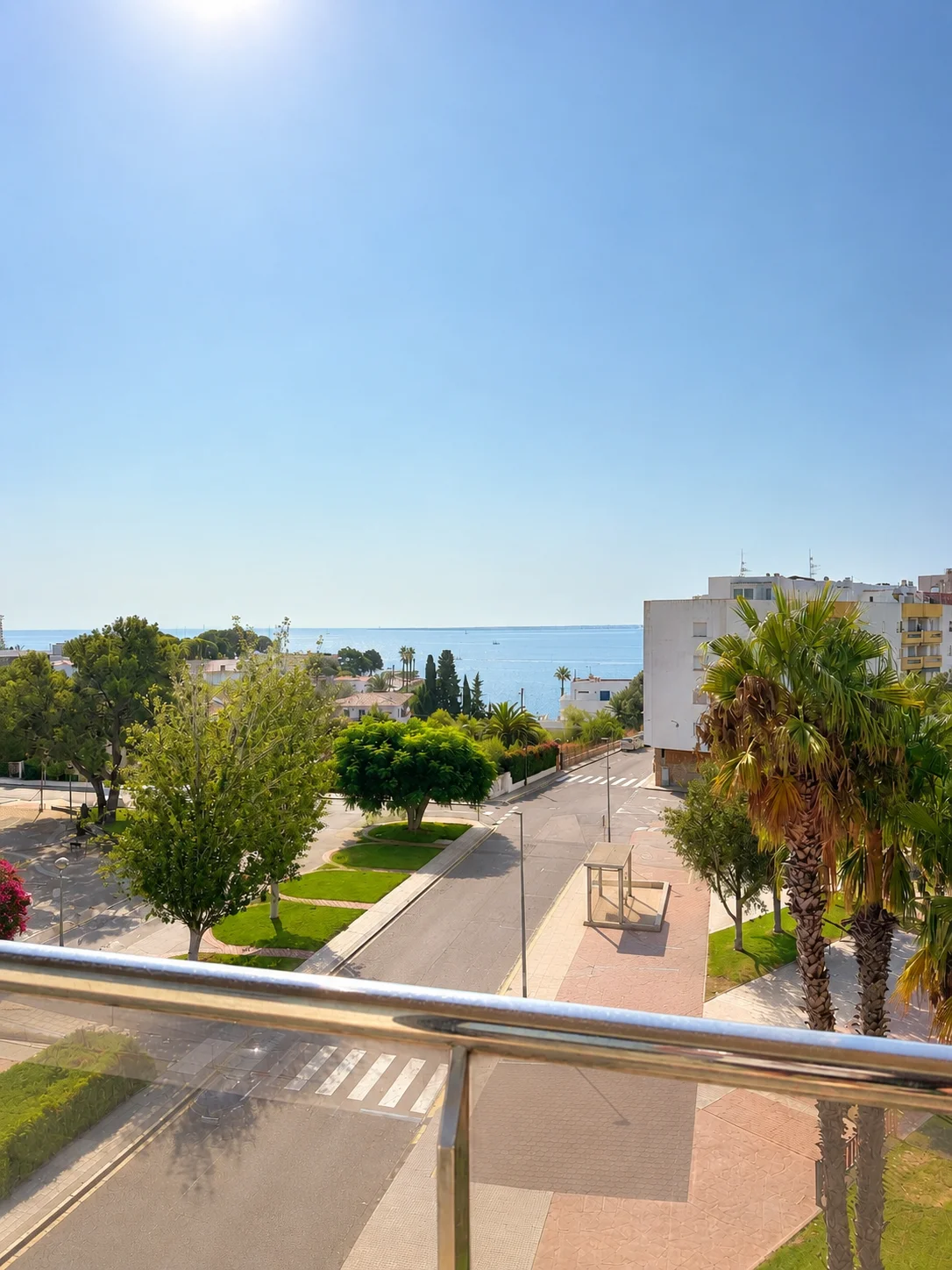 Apartamento costero amueblado de 2 dormitorios