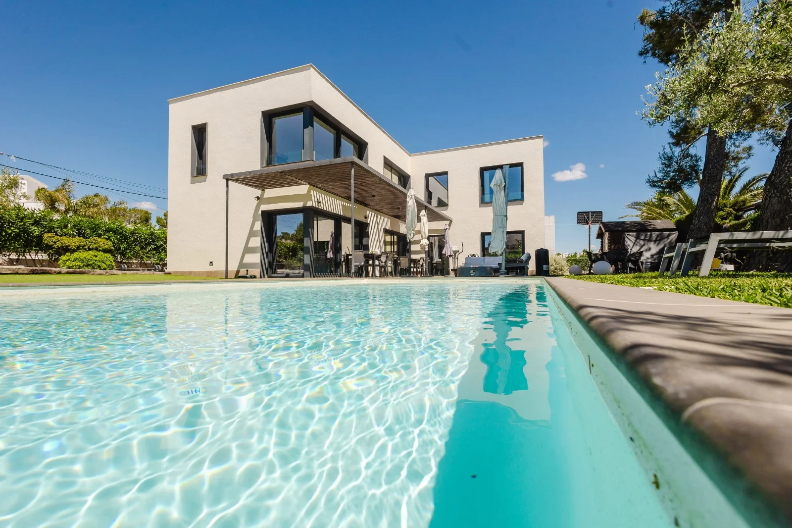 Villa contemporánea cerca del mar, cuatro dormitorios