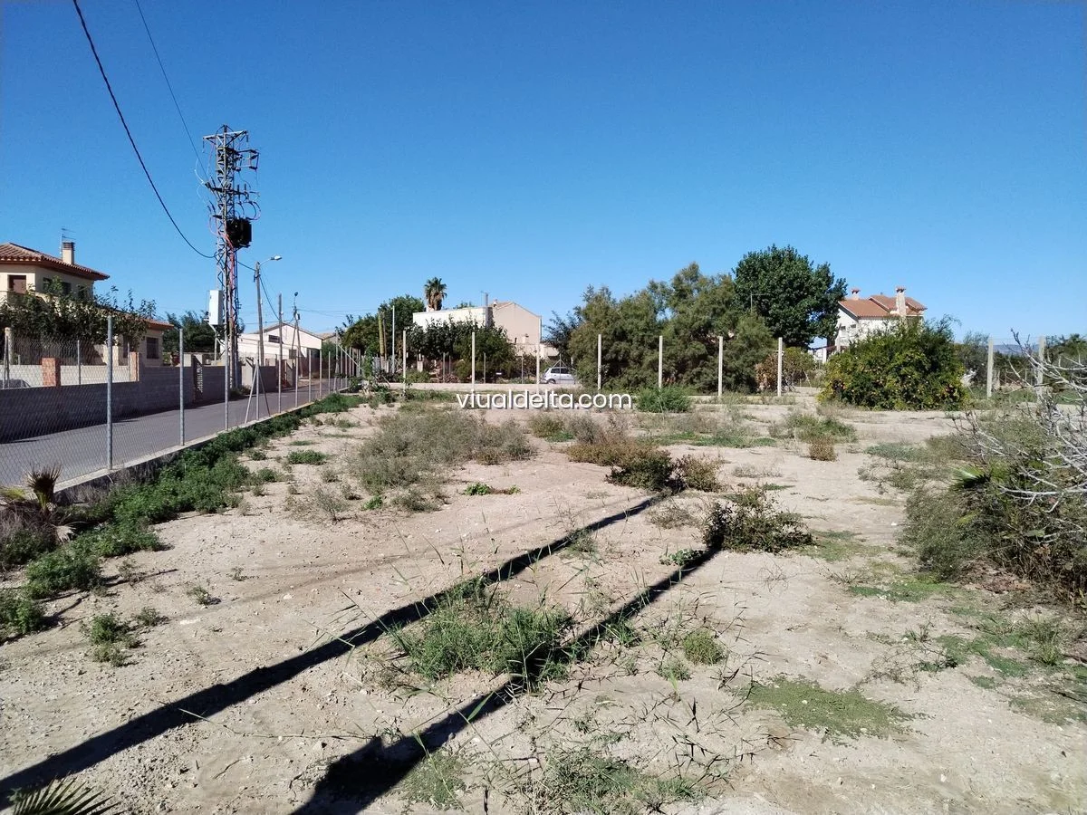 Solar urbano en Deltebre de 988 m²
