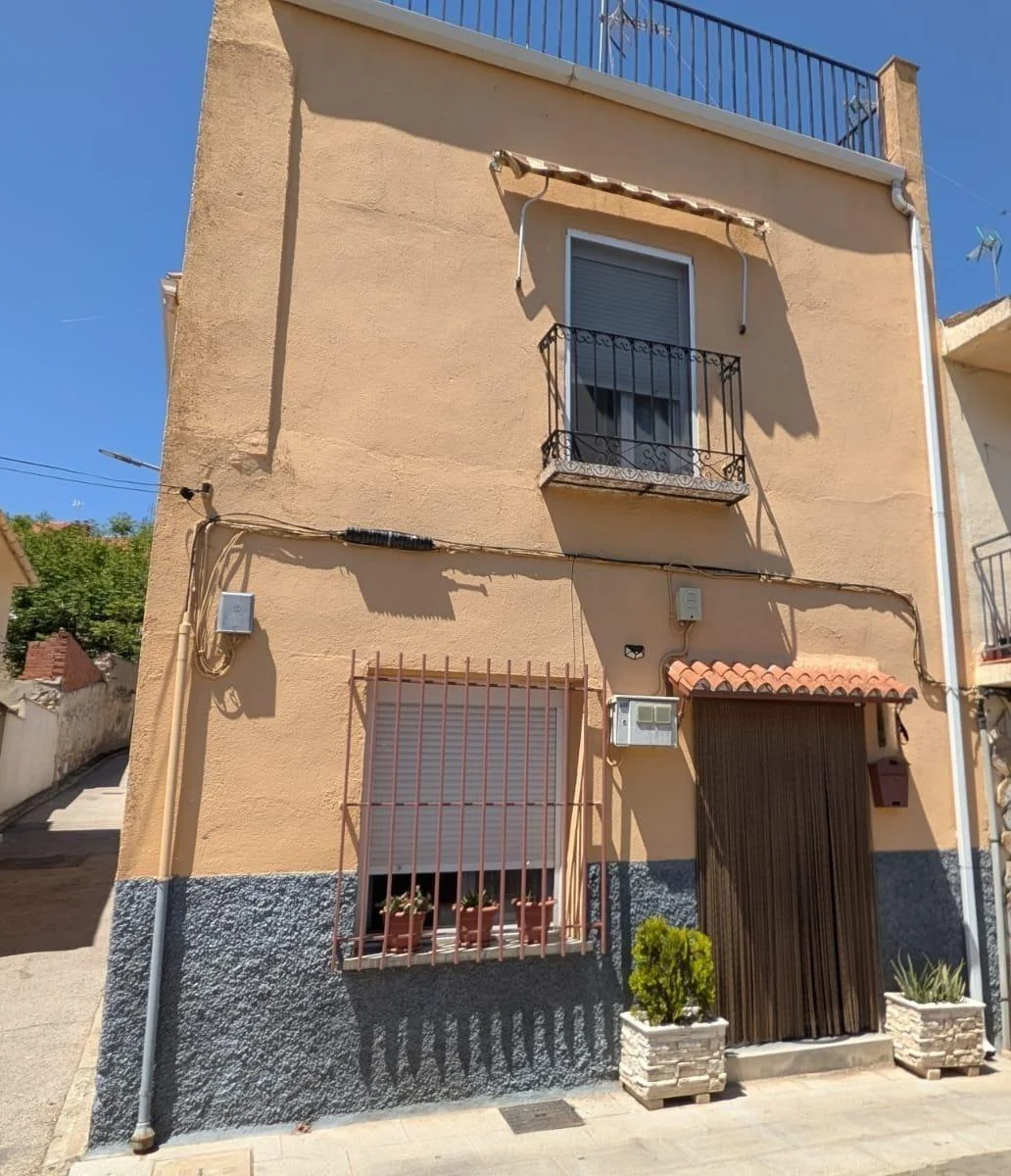 Good-condition Santorcaz townhouse with garage