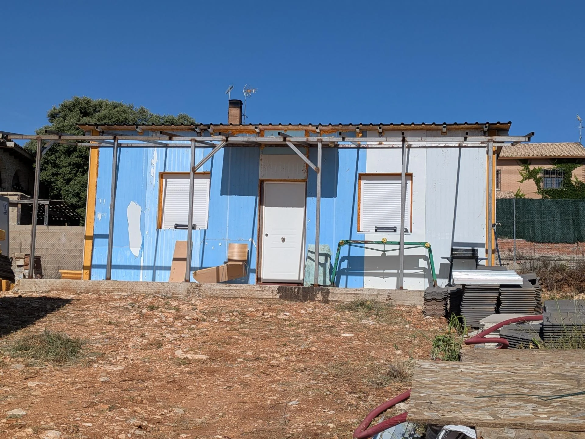Casa en construcción con garaje independiente