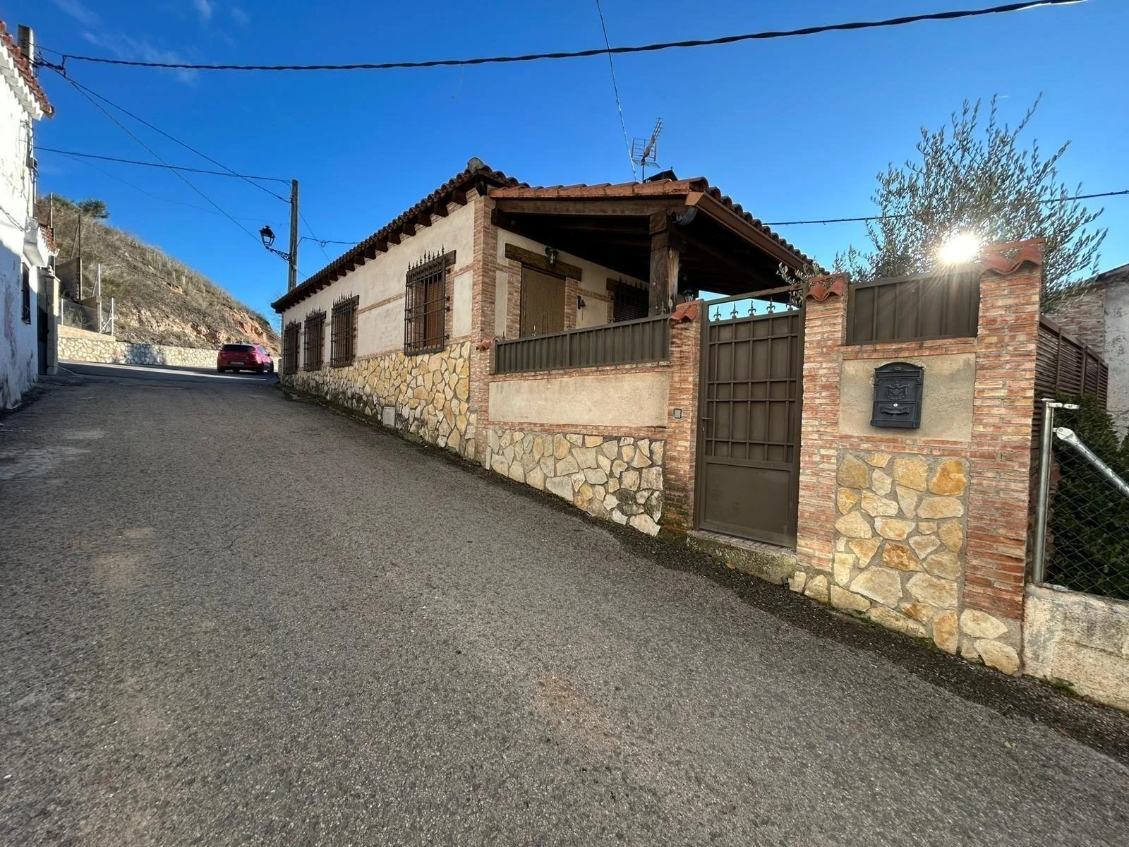 Chalet rústico con bodega y garaje