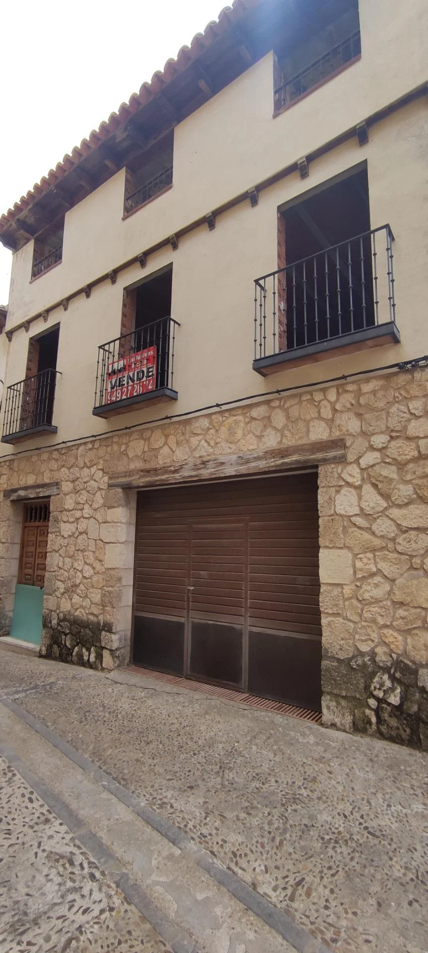Casa de tres plantas con potencial de reforma
