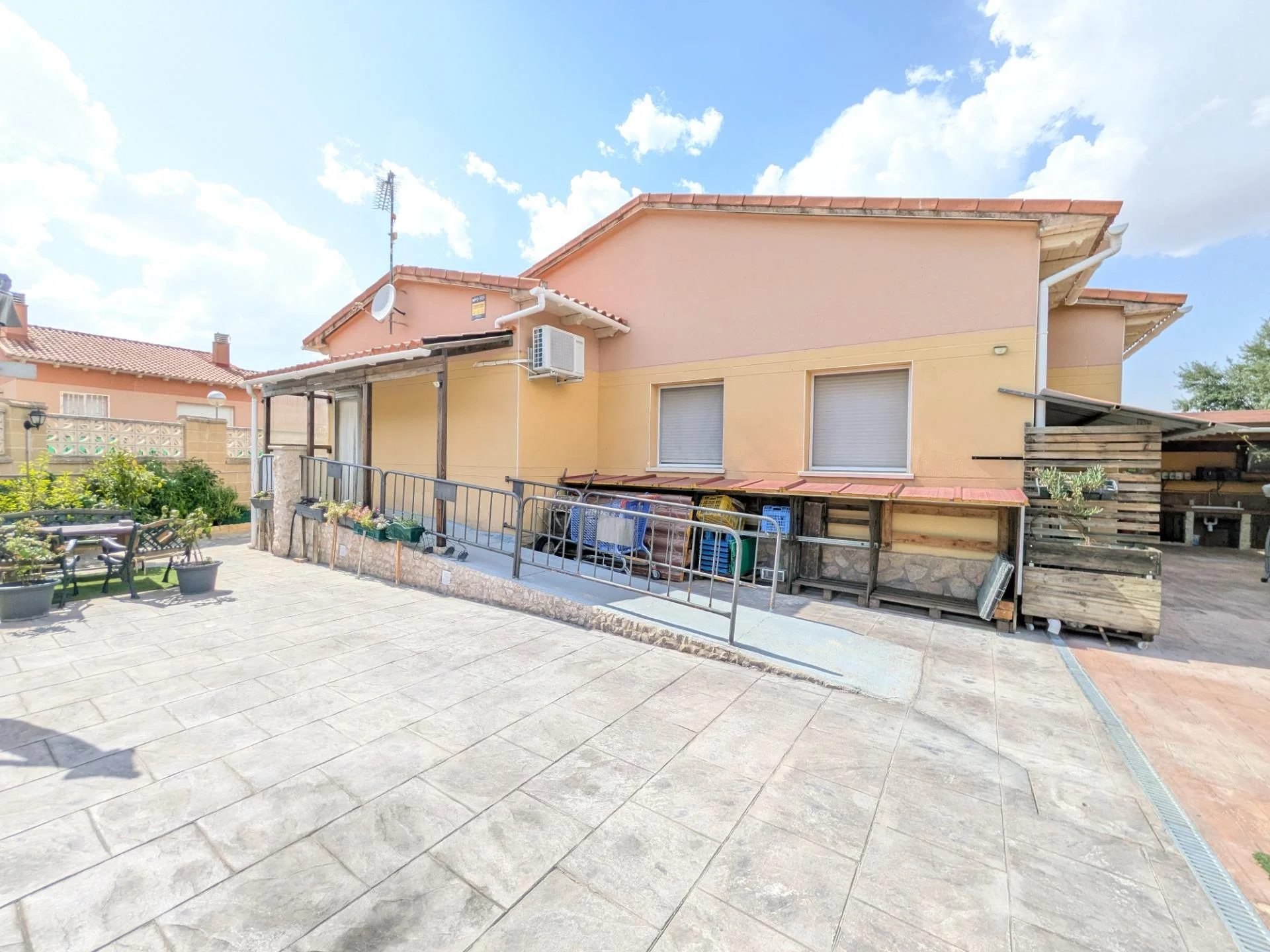 Chalet en esquina con jardín en Montejaral, Pioz