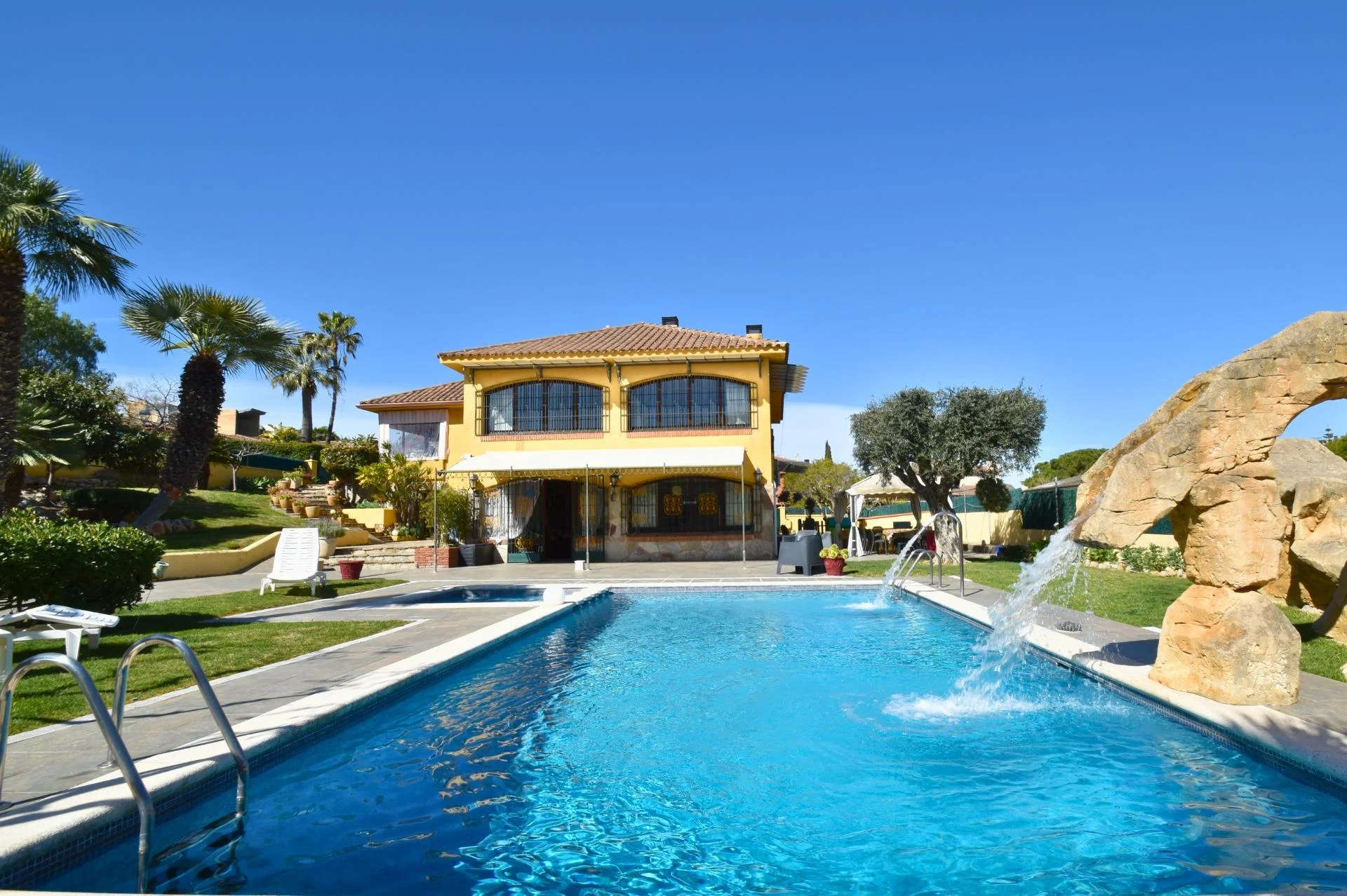 Luxury villa in Tennis-L'Aragai, 331m²
