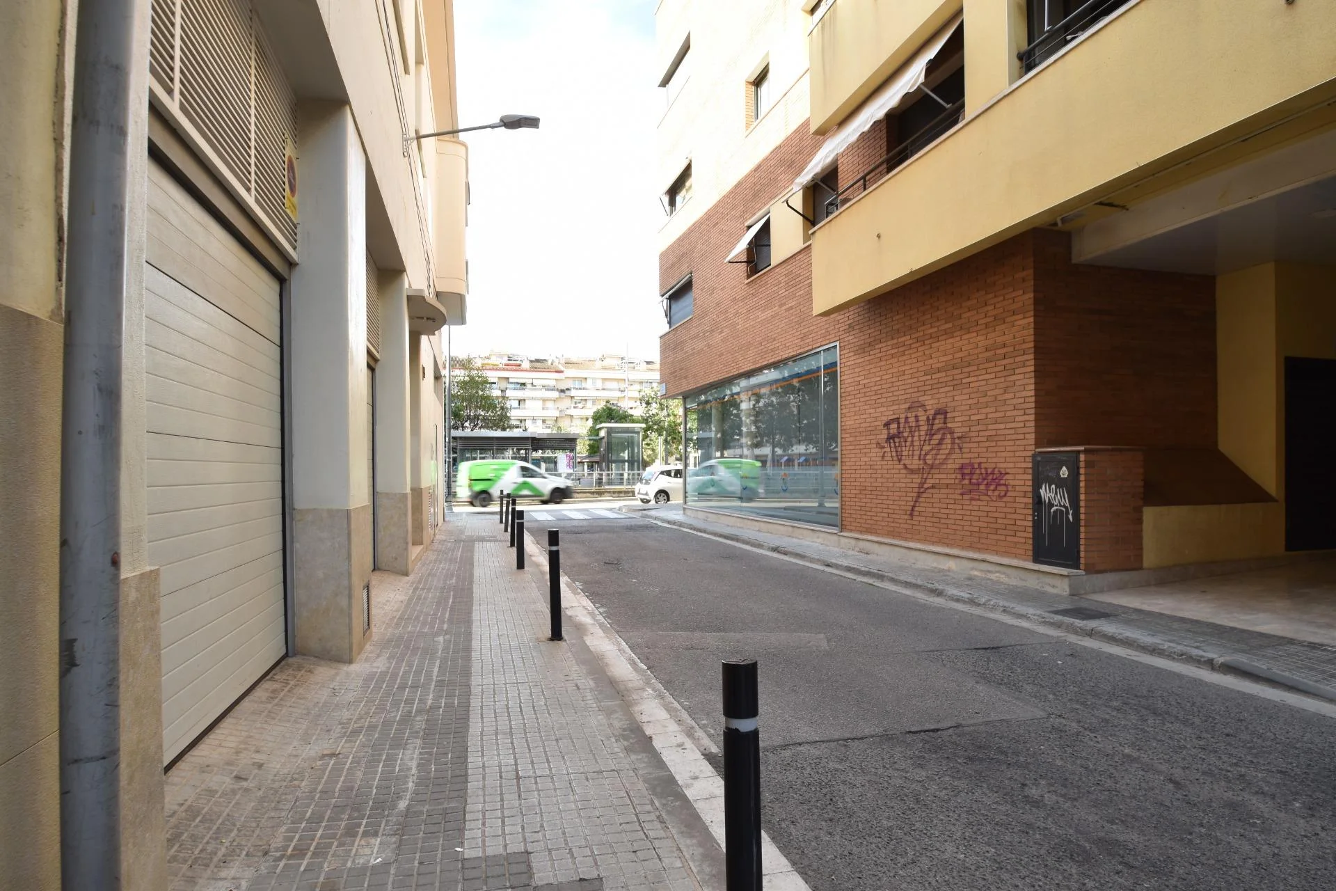 Central commercial unit with patio