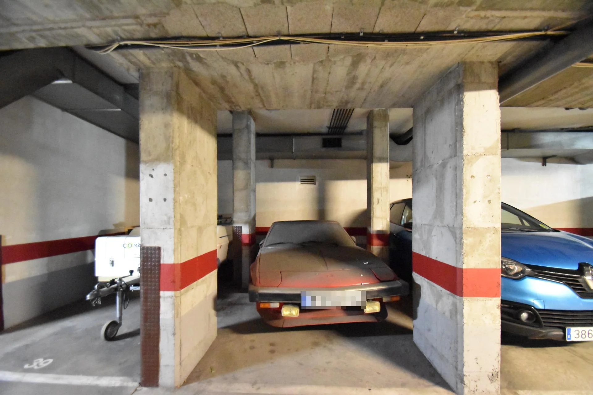 Plaza para coche pequeño en Serra