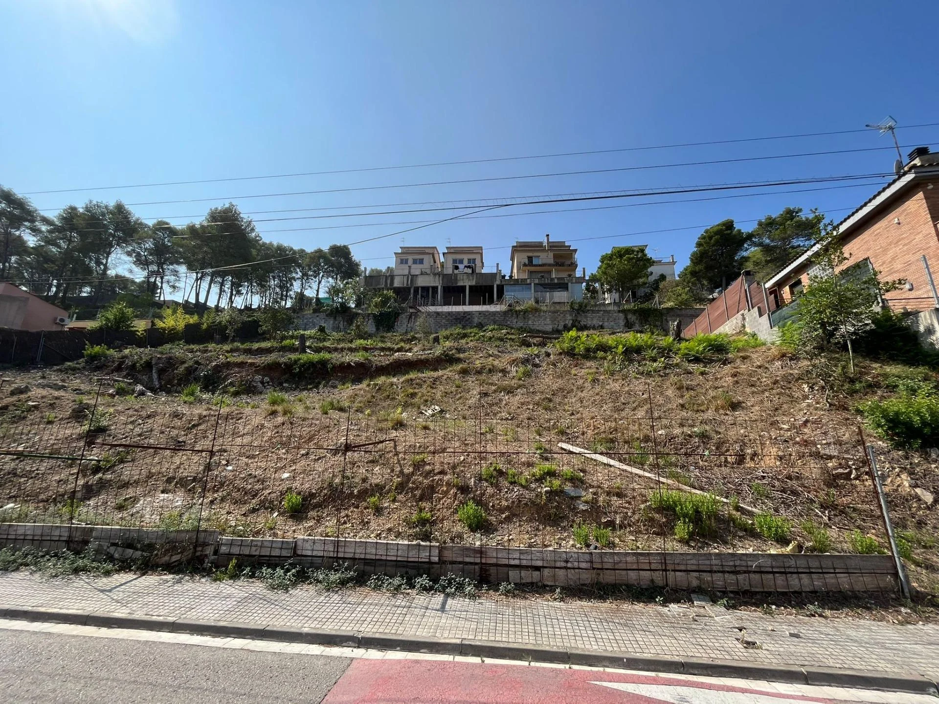 Parcela urbana en Canyelles con potencial para dos viviendas