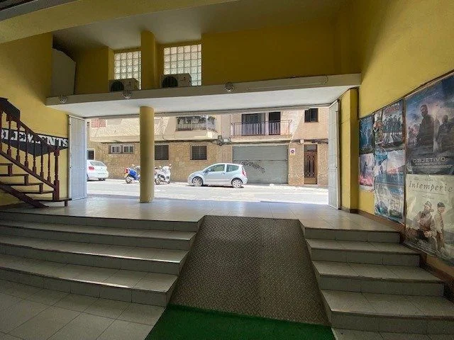 Centrally located Serra commercial premises