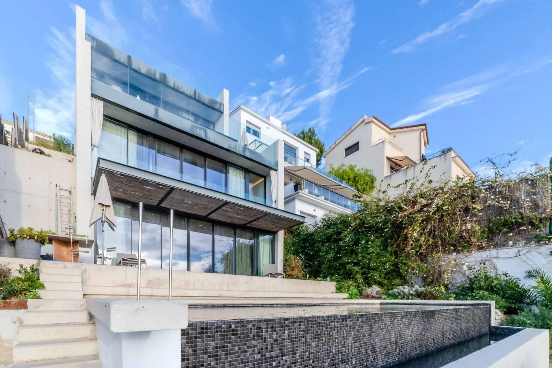 Villa de diseño en Serra con vistas al mar
