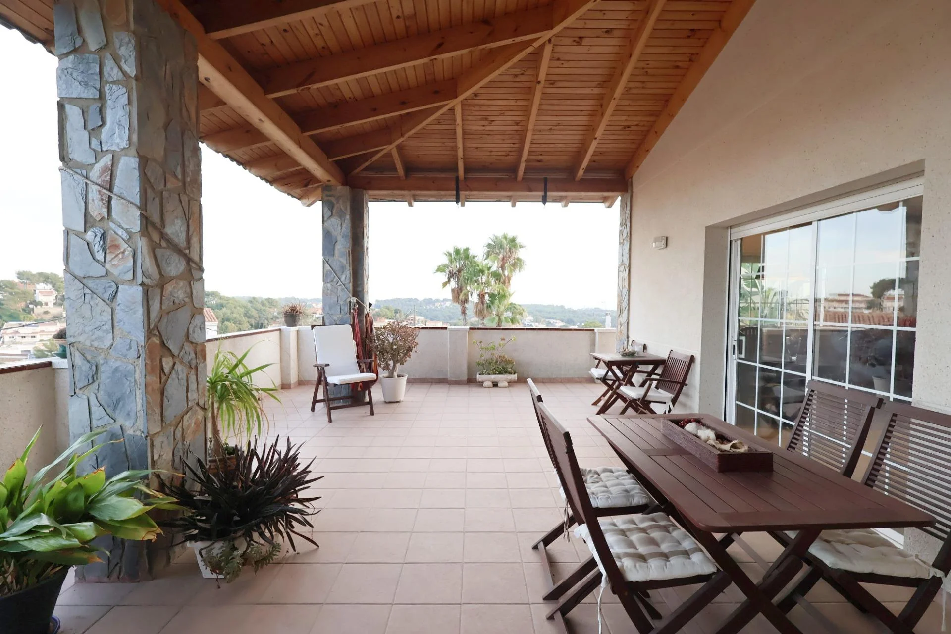 Amplia casa en Cubelles con piscina privada