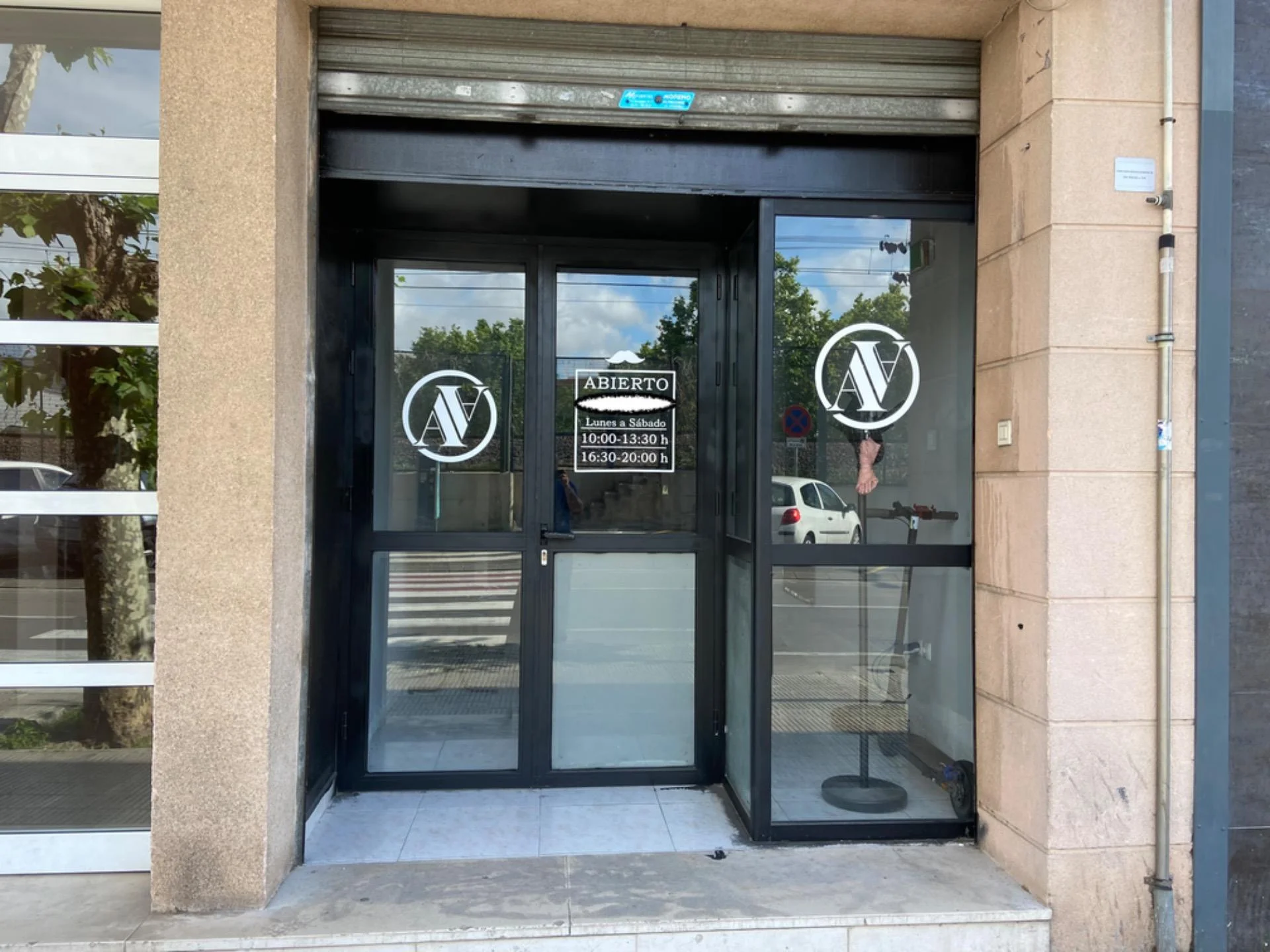 Local comercial alquilado cerca del paseo