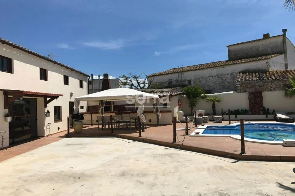 Finca restaurada con tres viviendas