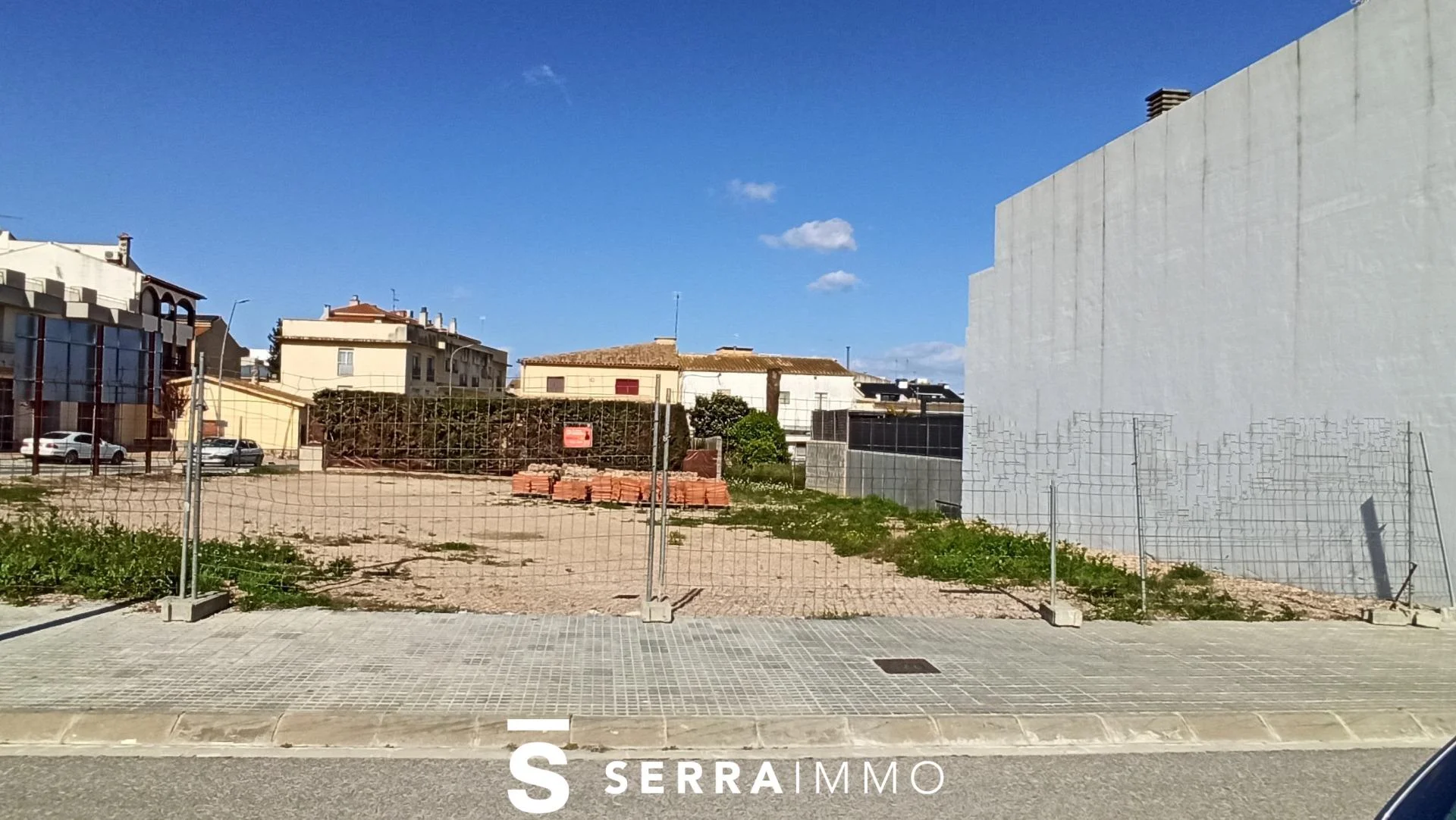 Parcela con servicios en la Munia