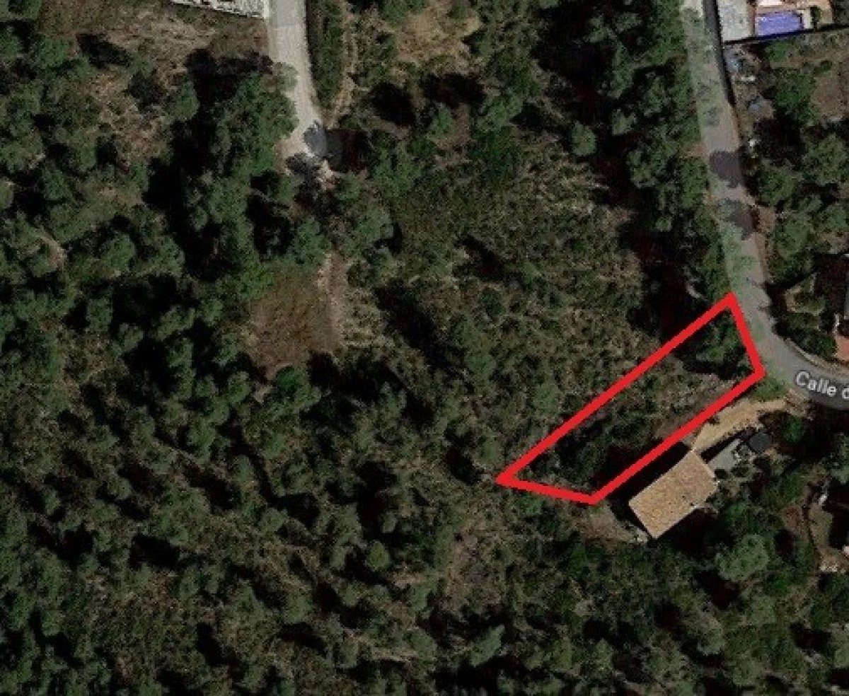 Parcela de 762 m² en Canyelles